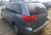 FOR SALE CLEAN TOYOTA SIENNA ON 08068934551