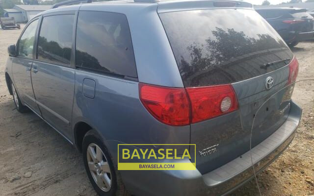 FOR SALE CLEAN TOYOTA SIENNA ON 08068934551