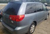 FOR SALE CLEAN TOYOTA SIENNA ON 08068934551